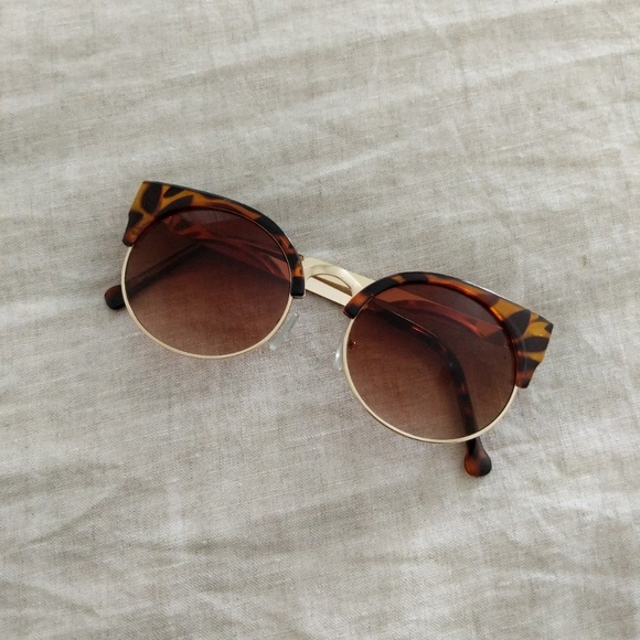 Accessories - Cat-Eyed Sunnies